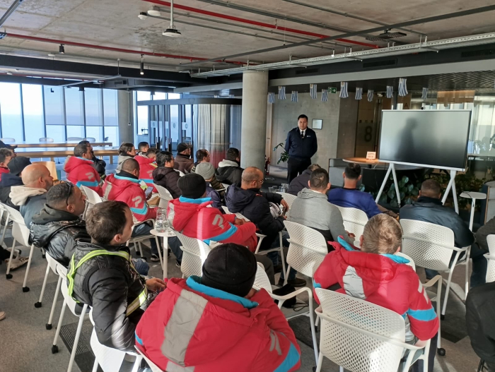 Policía y trabajadores en el taller