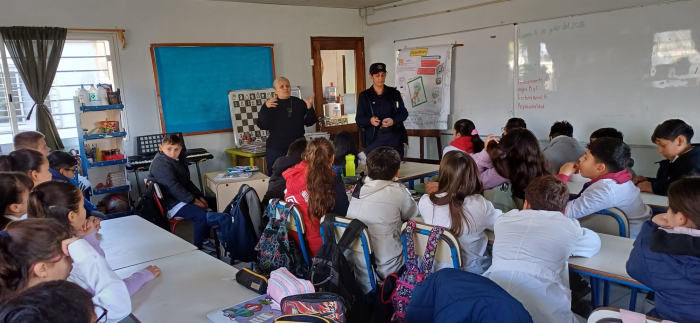 Alumnos en el taller dictado por Policías Alumnos en el taller dictado por Policías