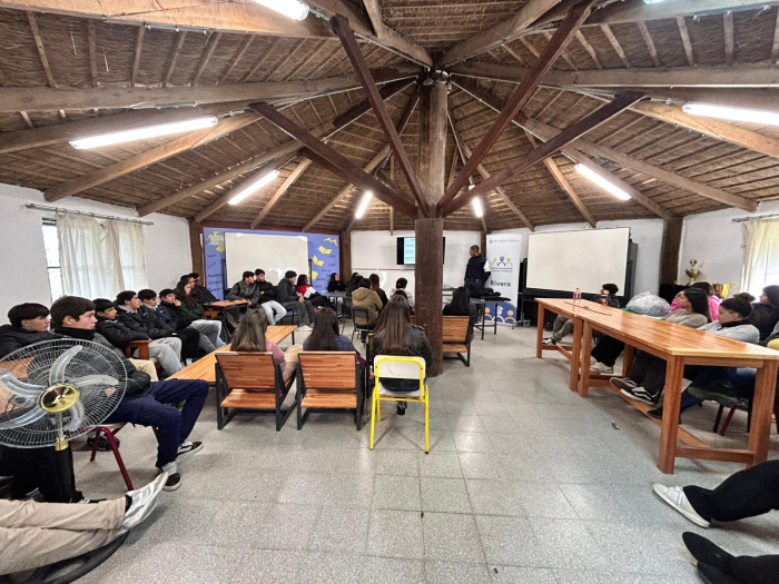 Alumnos en el taller dictado por Policías Alumnos en el taller dictado por Policías
