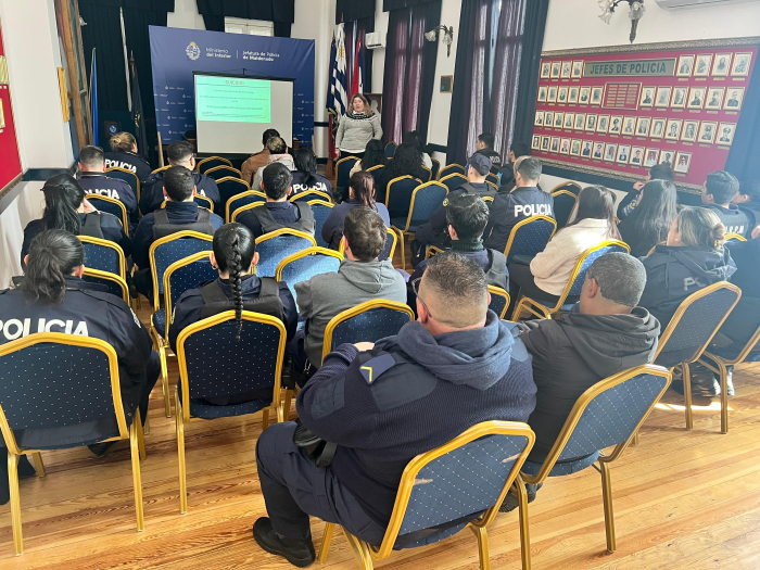 Policias durante charla en Jefatura de POlicía Charla de prevencion de suicidios