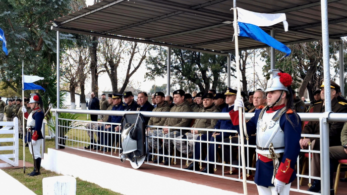 Palco de autoridades en 131 Aniversario Guardia de Coraceros Palco de autoridades con gala de coraceros de pie en frente