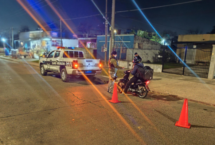 Equipo de la Guardia Republicana en control de ruta en la noche