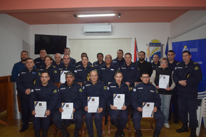 Entrega de reconocimientos al personal policial en José Enrique Rodó Autoridades y personal policial durante una ceremonia de entrega de reconocimientos