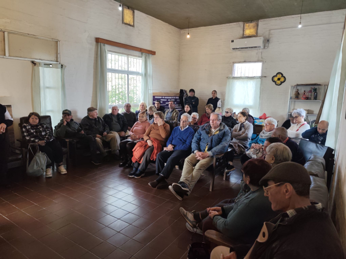 Jornada sobre prevención de estafas para personas mayores en Mercedes Personas mayores participan en charla sobre prevención de estafas en centro diurno.