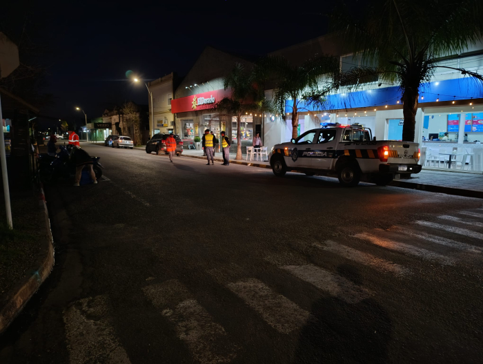 Móvil policial y personal realizan controles preventivos en calles de Cardona.