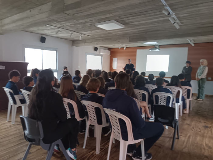 Alumnos presenciando charla Alumnos presenciando charla