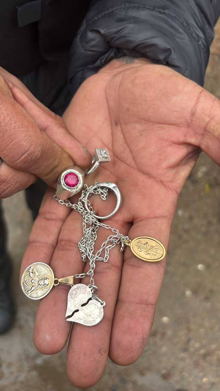 Joyas recuperadas durante el procedimiento policial Parte de las joyas recuperadas durante el procedimiento realizado en Florencio Sánchez.