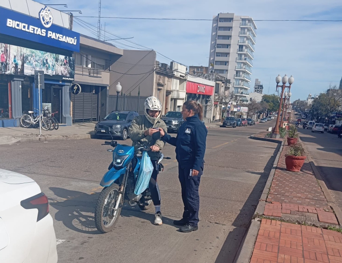 Policía entregando folleto Policía entregando folleto