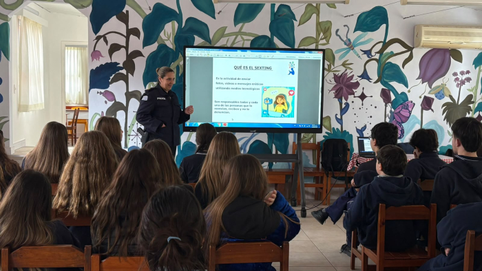 Alumnos del colegio IUA asistiendo charla Alumnos del colegio IUA asistiendo charla