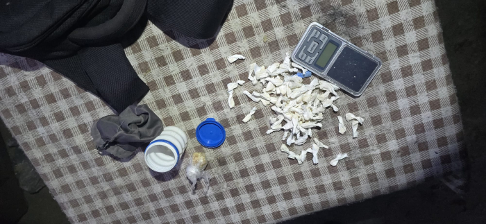 Sustancias y balanza incautadas en allanamiento allanamiento Envoltorios con sustancia y balanza de precisión incautados durante el operativo.