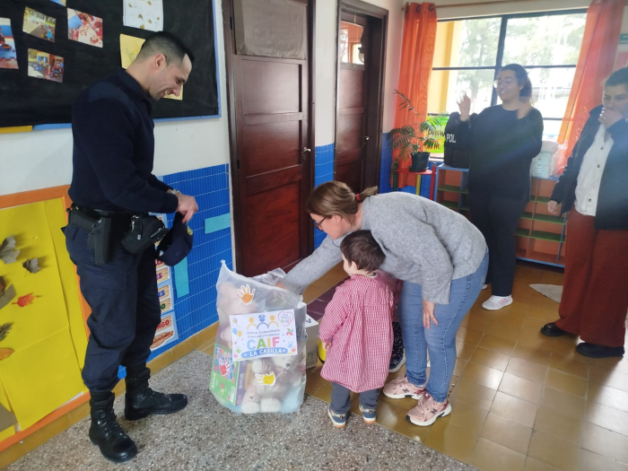 Policía entregando juguete a niño 