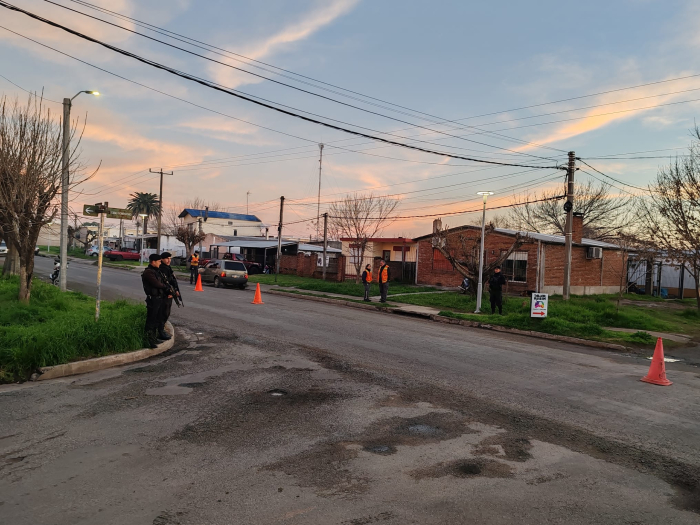 Efectivos policiales y personal de apoyo durante un puesto de control en Dolores.