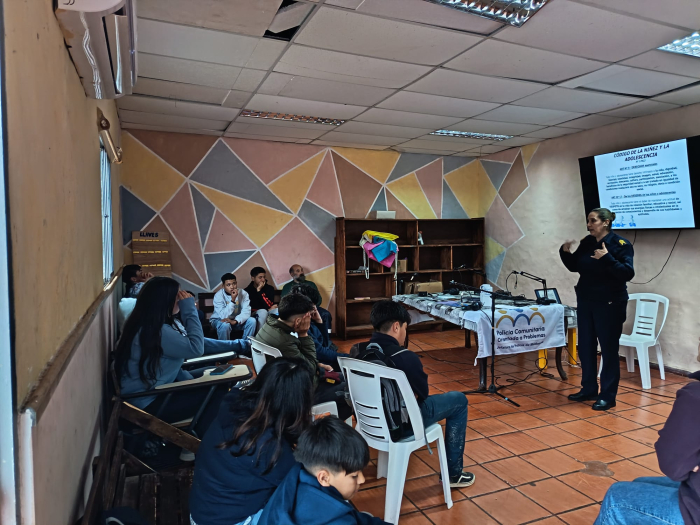 Suboficial Thexeira dando charla Suboficial Thexeira dando charla