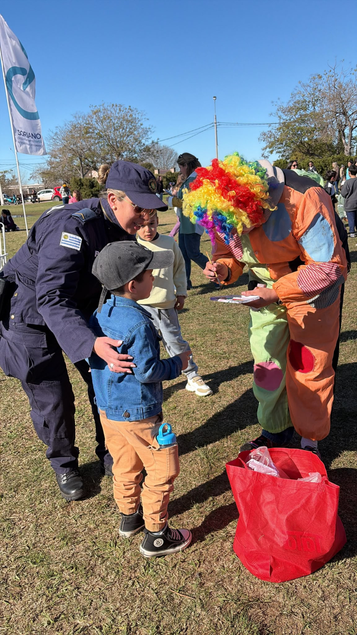 Policía con niño y payaso 