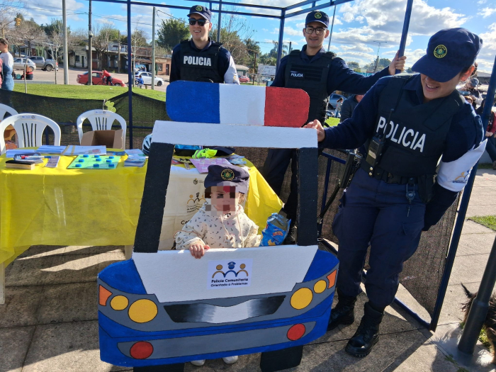 Niño con Policía participando de la actividad 