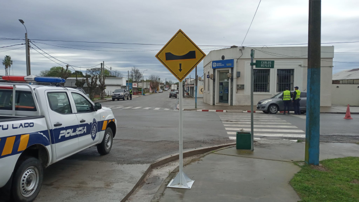 Moviles y personal policial realizando tareas de acuerdo a operativo