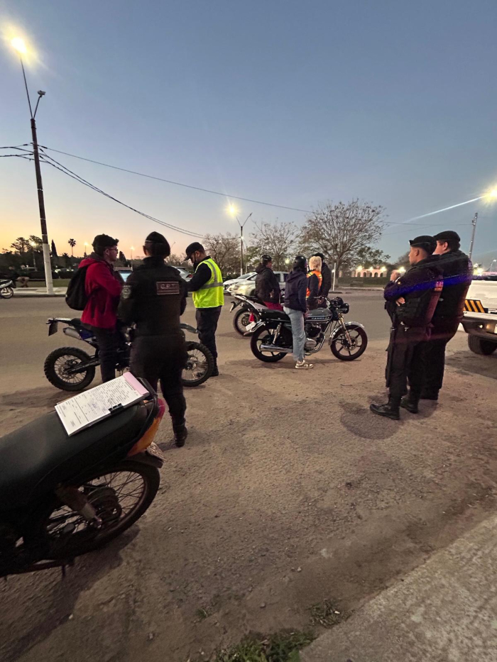 Funcionarios realizando tareas inherentes en operativo de control Funcionarios realizando tareas inherentes en operativo de control