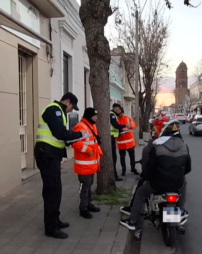 Moviles y personal policial realizando tareas de acuerdo a operativo Moviles y personal policial realizando tareas de acuerdo a operativo
