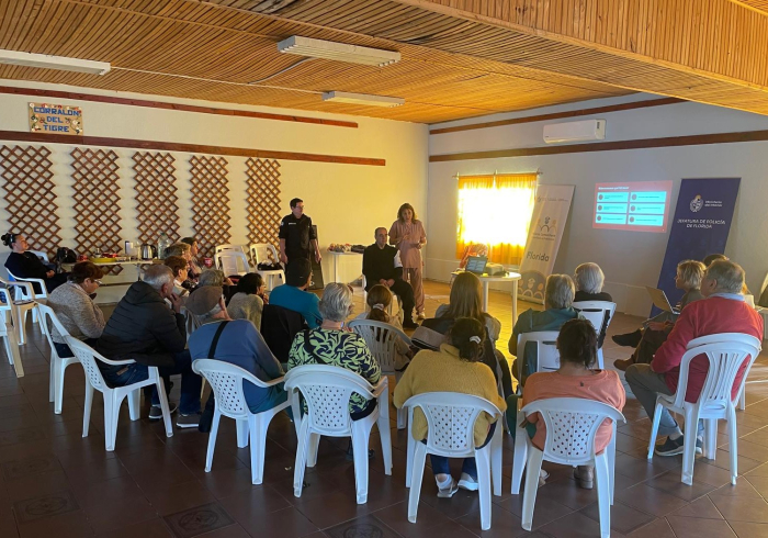 Foto grupal de los participantes durante el taller 