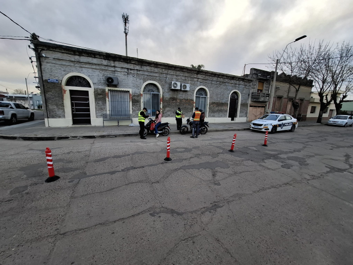 Personal policial realizando los controles correspondientes al operativo.