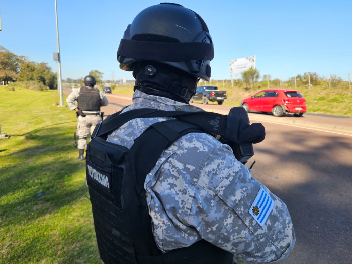 Control Policial Policía de la Guardia Republicana de espaldas con casco balistico en control de ruta