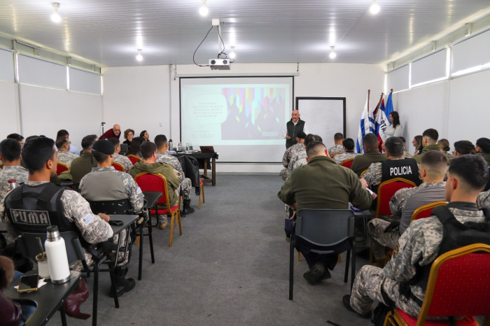 Actualización de la Guía sobre enfoque de género y diversidad sexual en la práctica policial Vista del taller sobre la guia.