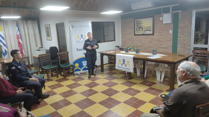 Policía dictando el taller 
