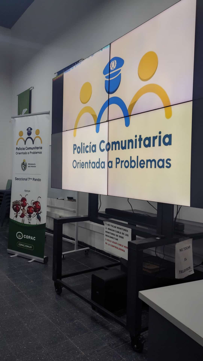Pantalla con logo de PCOP Pantalla con logo de PCOP