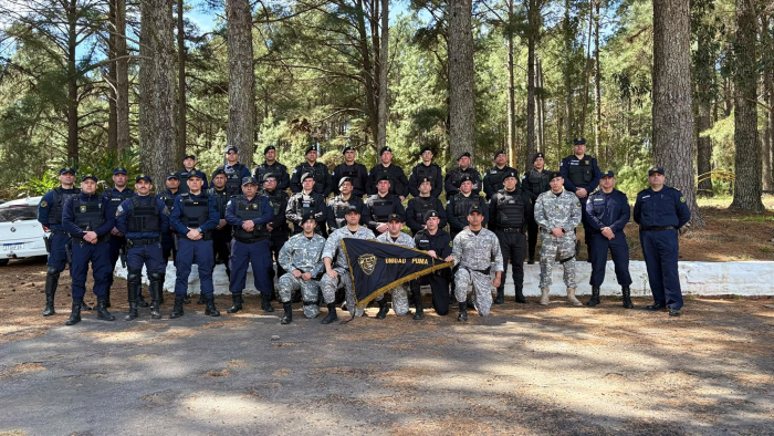 Participantes de la capacitación formados e instructores con banderin PUMA