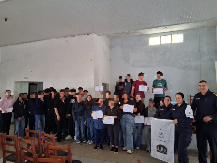 Foto grupal de alumnos y funcionarios 