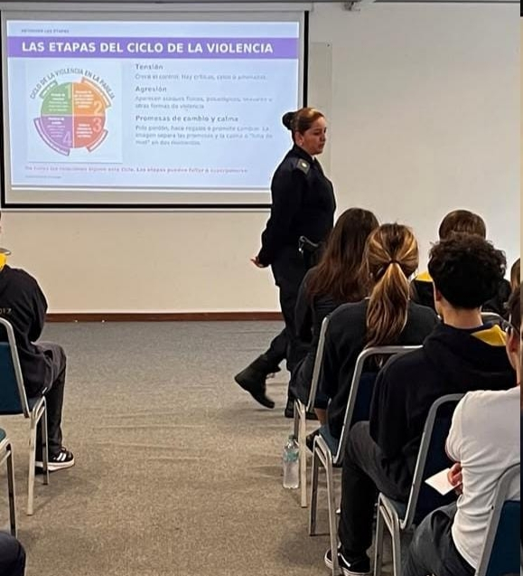 Policía brinda charla sobre violencia de género