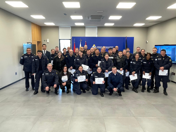 Jefatura de Montevideo capacita a 43 policías para fortalecer las comunicaciones judiciales Policías certificados con autoridades de la Jefatura de Policiía