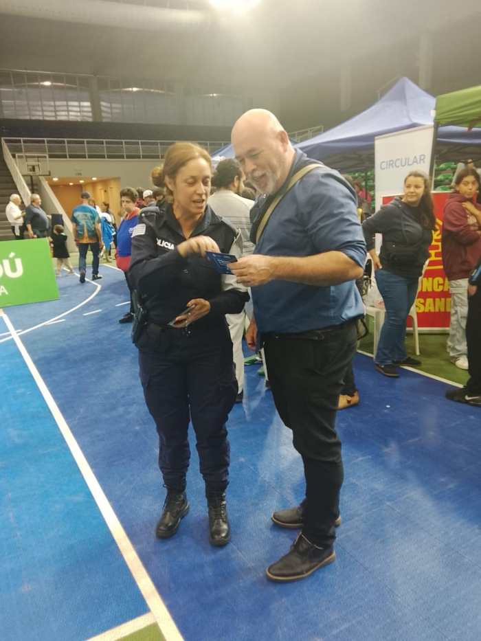 Policía entregando folleto a participante 