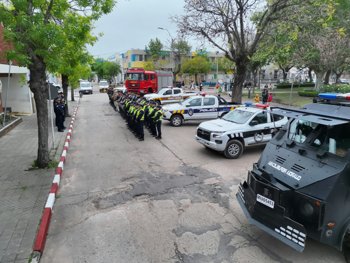 Vehículos de Policía, Caminera, Bomberos y Guardia Republicana desplegados en Dolores.