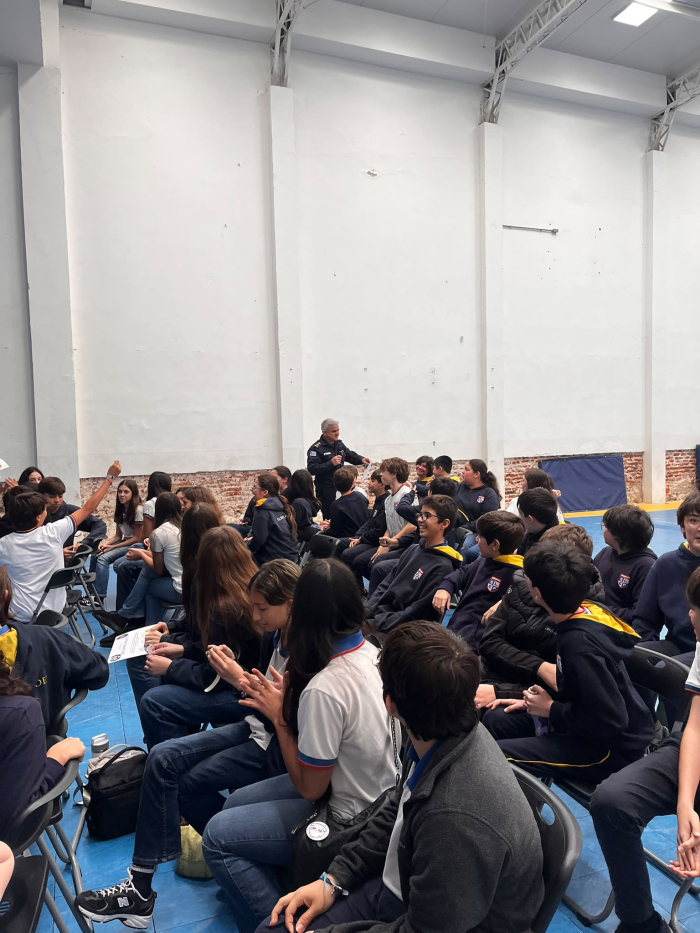 La Policía continúa las charlas de prevención con estudiantes del liceo Elbio Fernández Adolescentes intercambian ideas con la Policía
