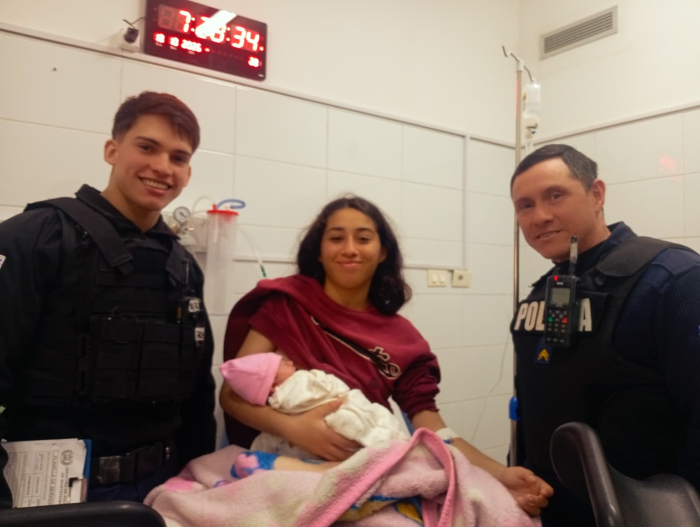 Policías asisten el nacimiento de una niña en una vivienda de Montevideo Madre e hija posan con los policías