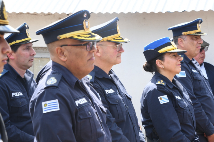 Autoridades presentes en la ceremonia Autoridades policiales participan en la inauguración de la nueva base de Seguridad Rural.