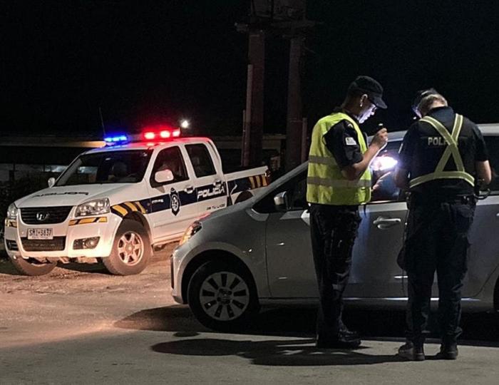 Policías de Florida realizando control vehicular