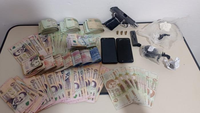 Incautación de dinero, drogas, arma y municiones Incautación de dinero, drogas, arma y municiones
