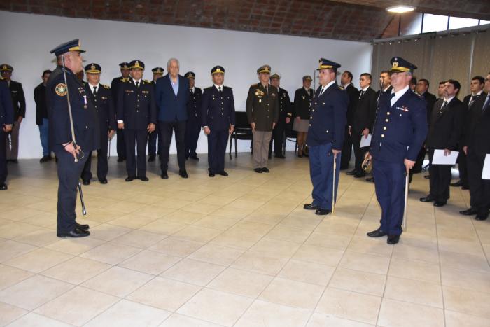 Policías en acto protocolar 