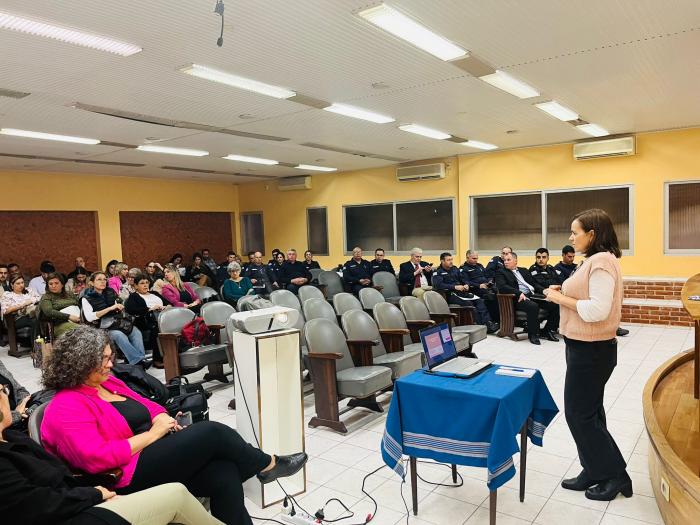 Policias recibiendo charla de capacitación