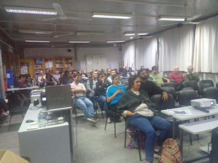 personas en reunión informativa personas en reunión informativa