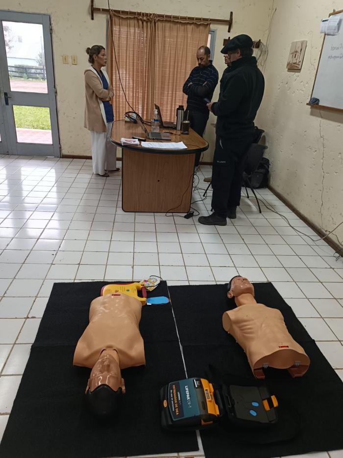 Clase informativa y demostrativa de como realizar maniobra cardiopulmonar y uso de desfibrilador