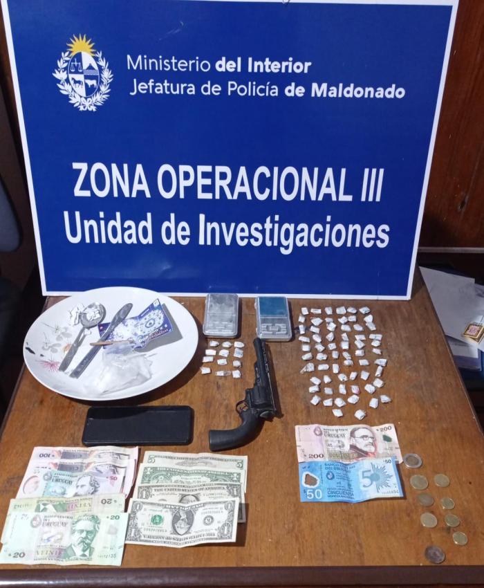 envoltorios con droga, dinero en efectivo, 2 balanzas y 1 teléfono incautados