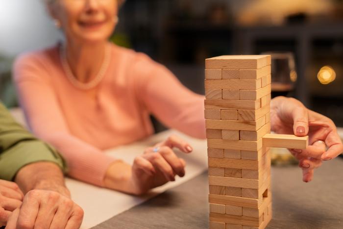 Persona jugando al jenga