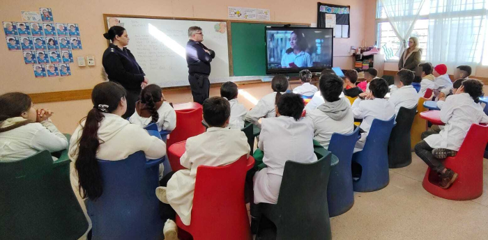 Alumnos de 5°, recibieron charla Policia comunitaria dando charla