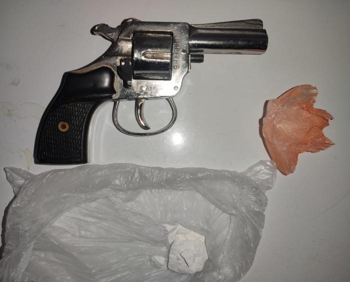 arma y droga incautada a los adolescentes 
