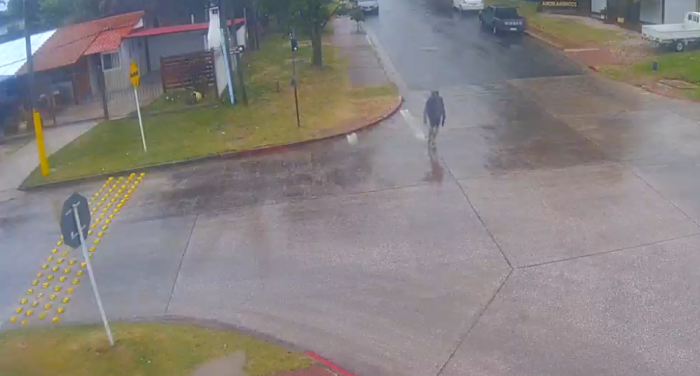 un hombre caminando con un arma en la mano