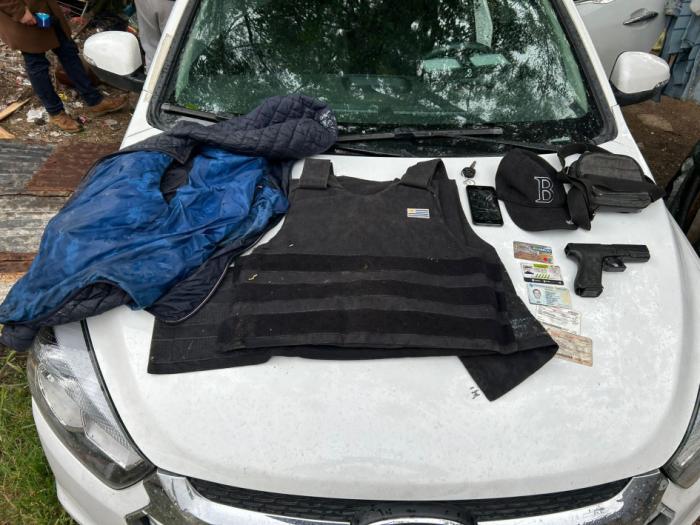 auto, chaleco antibalas, armas incuatadas al detenido