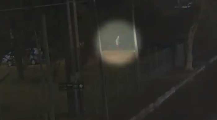 Autor en el momento de fuga autor fugando por el interior de unas viviendas